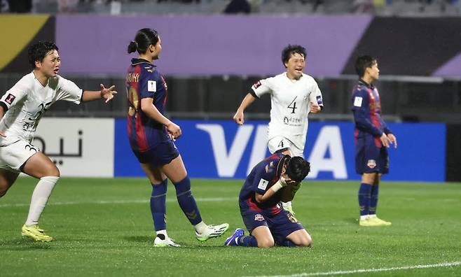 20일 수원 장안구 수원종합운동장에서 열린 아시아축구연맹(AFC) 여자 챔피언스리그(AWCL) 4강 수원FC 위민과 내고향여자축구단의 경기. 수원 지소연이 페널티킥 실패 후 아쉬워하고 있다. 사진=연합뉴스