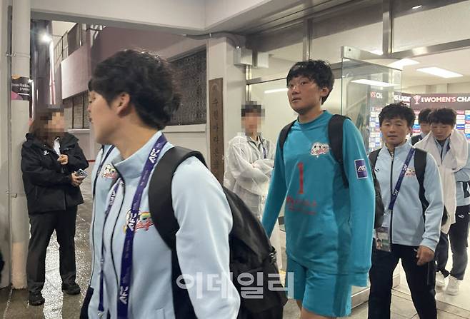 내고향여자축구단은 20일 수원종합운동장에서 열린 아시아축구연맹(AFC) 여자 챔피언스리그(AWCL) 4강에서 승리한 뒤 취재진의 물음에 답변 없이 경기장을 떠났다.