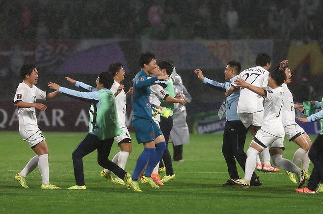 20일 수원 장안구 수원종합운동장에서 열린 아시아축구연맹(AFC) 여자 챔피언스리그(AWCL) 4강 에서 수원FC 위민에 승리한 내고향여자축구단이 경기 후 환호하고 있다. 사진=연합뉴스