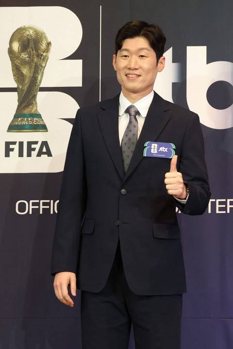 포즈 취하는 박지성 해설위원. 사진=연합뉴스