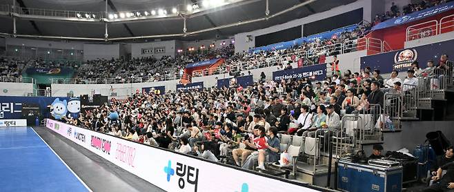 관중석을 가득 메운 핸드볼 팬들. 사진=한국핸드볼연맹
