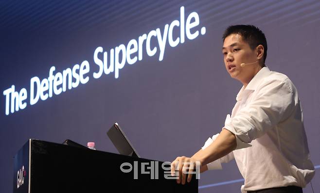 권혁현 포지 대표 겸 미국 싱크탱크 스팀슨센터 비상임연구원이 21일 서울 중구 더플라자호텔 그랜드볼룸에서 열린 '2026 글로벌 대체투자 컨퍼런스(GAIC)'에서 '글로벌 안보 재편: 방산 투자 슈퍼사이클' 주제로 발표하고 있다. (사진=이영훈 기자)