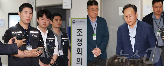 최승호 삼성그룹 초기업노동조합 삼성전자지부 위원장(왼쪽)과 여명구(디바이스솔루션·반도체 사업 담당 피플팀장) 삼성전자 사측 대표교섭위원이 총파업 예고시점을 하루 앞둔 20일 정부세종청사 중앙노동위원회에서 열린 사후조정 회의를 마친 뒤 협상 결렬에 대한 입장을 밝히고 있다. 삼성 노사는 이날 오후 4시부터 김영훈 장관 주재로 교섭을 재개했다. 2026.5.20 ⓒ 뉴스1 김기남 기자