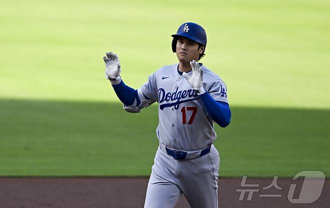LA 다저스 오타니 쇼헤이가 21일(한국시간) 열린 2026 메이저리그 샌디에이고 파드리스전에서 1회초 결승 1점 홈런을 터뜨린 뒤 세리머니를 펼치고 있다. ⓒ 로이터=뉴스1