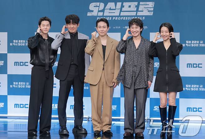 배우 이학주(왼쪽부터)와 허성태, 오정세, 신하균, 김신록이 21일 서울 마포구 상암동 MBC에서 진행된 드라마 '오십프로' 제작발표회에 참석해 포즈를 취하고 있다. '오십프로'는 평범해 보여도 끗발 좀 날리던 세 남자가 운명에 의해 다시 움직이게 되는 이야기로, 세상에 치이고 몸은 녹슬었을지언정 의리와 본능만은 여전한 인생의 50%를 달려온 진짜 프로들의 짠물 액션 코미디다. 2026.5.21 ⓒ 뉴스1 권현진 기자