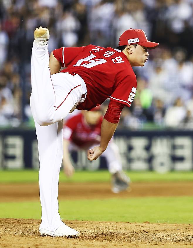 SSG 조병현이 8일 서울 잠실구장에서 열린 2026 KBO리그 두산전에서 힘차게 공을 던지고 있다. 사진 | SSG 랜더스