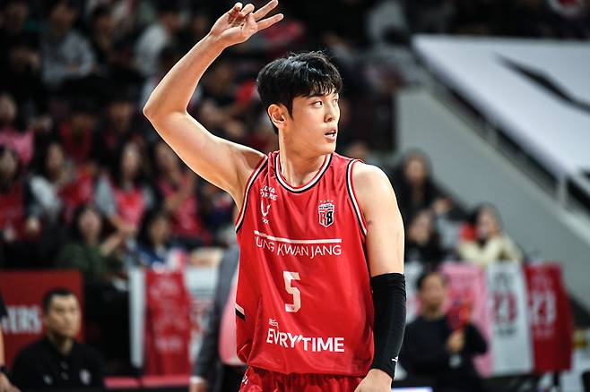 정관장 변준형이 안양정관장아레나에서 열린 2025~2026 LG전자 프로농구 4라운드 현대모비스전에서 작전 신호를 보내고 있다. 사진 | KBL