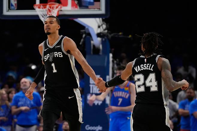 San Antonio Spurs forward Victor Wembanyama (1) celebrates with guard Devin Vassell (24) during the second overtime of Game 1 in a third-round NBA basketball playoffs series against the Oklahoma City Thunder Monday, May 18, 2026, in Oklahoma City. (AP Photo/Tony Gutierrez)
<저작권자(c) 연합뉴스, 무단 전재-재배포, AI 학습 및 활용 금지>