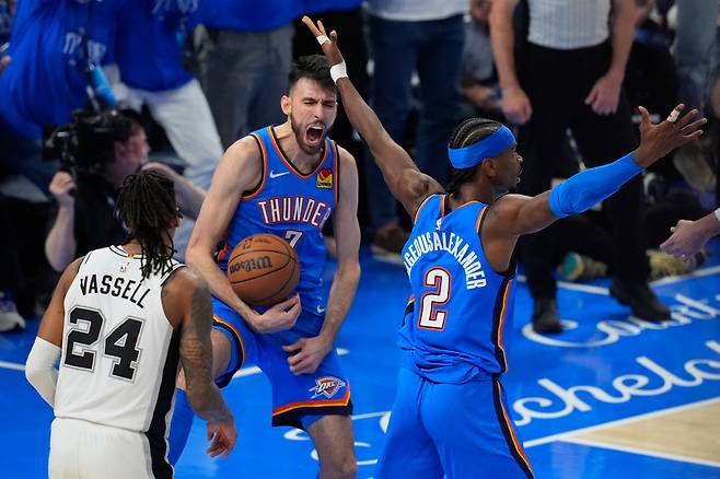 Oklahoma City Thunder center Chet Holmgren (7) celebrates with guard Shai Gilgeous-Alexander (2) after a dunk during the second half of Game 2 in the Western Conference finals NBA basketball playoffs series against the Oklahoma City Thunder Wednesday, May 20, 2026, in Oklahoma City. (AP Photo/Tony Gutierrez)
<저작권자(c) 연합뉴스, 무단 전재-재배포, AI 학습 및 활용 금지>