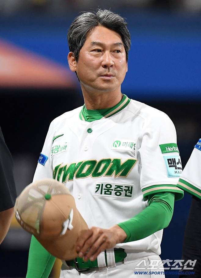 21일 고척 스카이돔에서 열린 KBO리그 키움과 SSG 경기. 키움이 SSG에 승리했다. 4연승을 기록한 키움 설종진 감독이 팬들에게 인사를 하고 있다. 고척=송정헌 기자songs@sportschosun.com/2026.05.21/