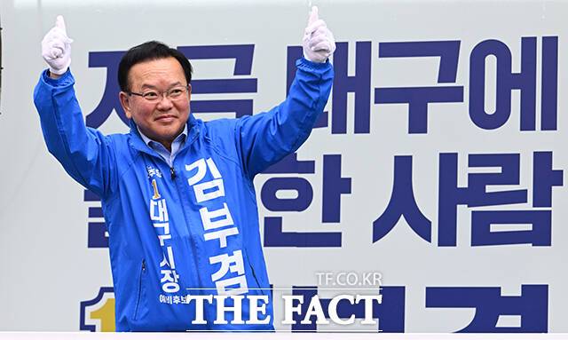 김부겸 더불어민주당 대구시장 후보가 21일 오전 대구 수성구 범어네거리에서 시민들에게 아침 인사를 하고 있다. /대구=박헌우 기자