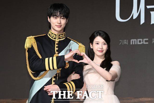 배우 변우석(왼쪽)과 아이유는 '21세기 대군부인'의 역사 왜곡 논란에 대해 고개를 숙였다. 사진은 변우석 아이유가 '21세기 대군부인' 제작발표회에 참석해 포즈를 취하는 모습. /김성렬 기자