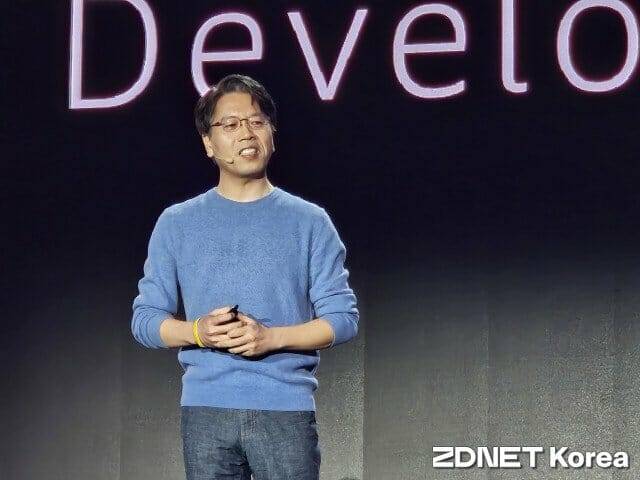 윤석찬 AWS 수석 테크 에반젤리스트가 21일 서울 강남구 코엑스에서 개최한 'AWS 서밋 서울 2026' 기조연설에서 발표하고 있다. (사진=지디넷코리아)