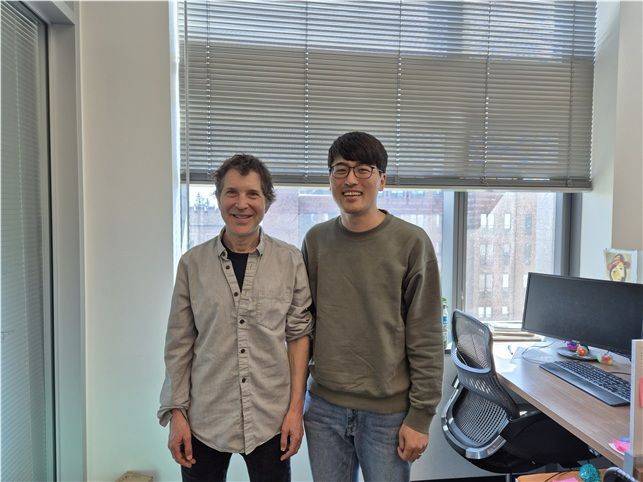 연구진 사진. (왼쪽) 워싱턴대학교 데이비드 베이커 교수(2024년 노벨화학상, 교신저자)와 이상민 포항공대 교수(제1저자 & 교신저자). 이 교수가 2025년 9월 워싱턴대 방문했을 때 촬영. 과기정통부 제공