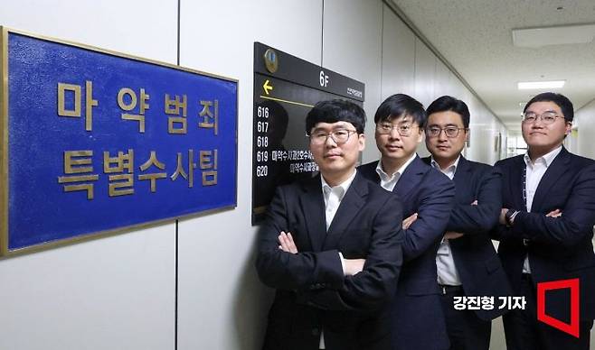 인천지검 성두경 부장검사(왼쪽부터), 김용선, 홍준현, 정재훈 검사가 인터뷰에 앞서 사무실 앞에서 포즈를 취하고 있다. 강진형 기자
