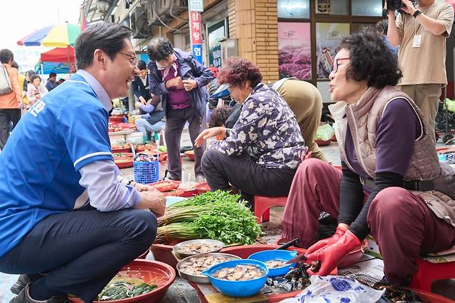 더불어민주당 김경수 경남지사 후보가 제9회 전국동시지방선거 선거운동 첫날인 21일 경남 고성군 고성읍 고성시장에서 상인과 인사하고 있다./연합뉴스
