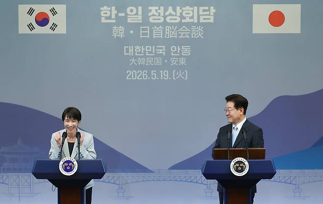 이재명 대통령과 다카이치 사나에 일본 총리가 19일 경북 안동의 한 호텔에서 공동언론발표를 하고 있다./ 청와대통신사진기자단