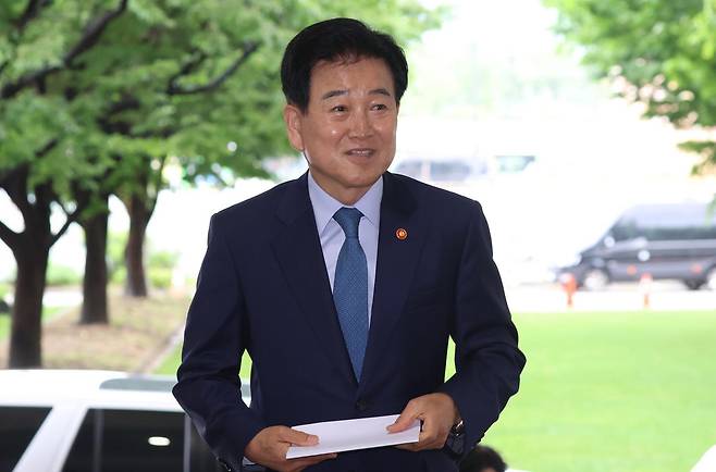 정동영 통일부 장관이 21일 오전 서울 종로구 세종대로 정부서울청사로 출근하고 있다. 뉴스1
