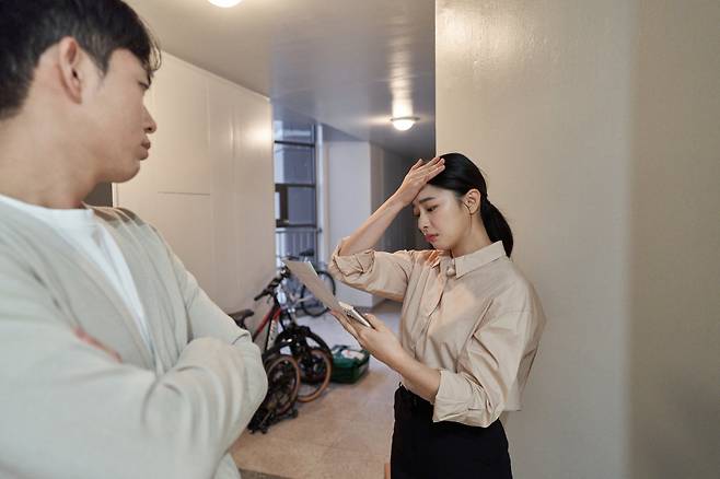 전세 계약 해지 이후 보증금 반환 문제로 갈등을 겪는 임차인과 임대인 모습. 계약이 종료됐더라도 보증금을 돌려받지 못하면 퇴거가 어려울 수 있다. 사진=게티이미지뱅크