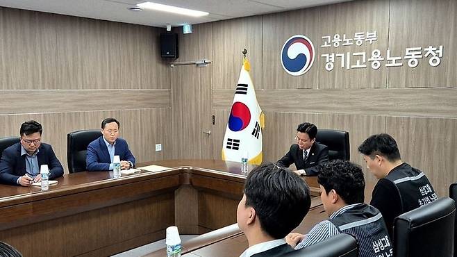 김영훈 고용노동부 장관이 20일 경기 수원 고용노동부 경기고용노동청에서 삼성전자 노사간 추가 교섭을 주재하고 있다. 고용노동부 제공