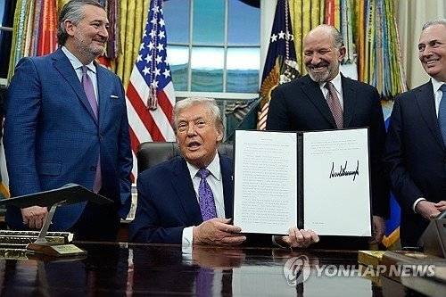 오픈AI, 앤스로픽 같은 인공지능(AI) 개발사 들이 첨단 AI모델을 시장공개 90일 전 미국 정부에 제공해 사전 안전성테스트를 받도록 하는 정책이 이르면 이번 주 중 결정될 것으로 보인다. 사진은 2026년 초 도널드 트럼프 미국 대통령이 개별 주의 AI 규제 법률을 무력화하고 연방법으로 혁신 친화적 AI정책을 추진하는 행정명령에 서명한 모습. (출처=연합뉴스)