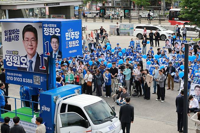 정원오 더불어미주당 서울시장 후보가 선거운동 첫날인 21일 서울 서초구 고속버스터미널에서 선거 유세를 하고 있다. 정용일 선임기자