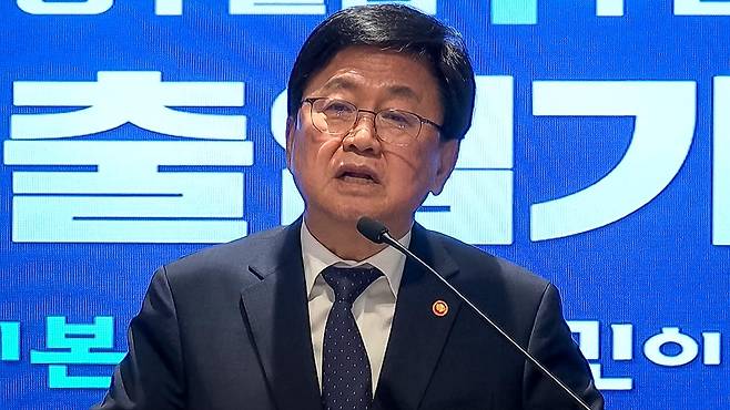 20일 오후 국민주권정부 출범 1주년 기념 기자간담회에서 발언하는 최교진 교육부 장관