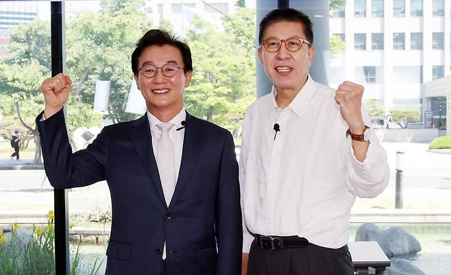 전재수 더불어민주당 부산시장 후보(왼쪽)와 박형준 국민의힘 부산시장 후보가 18일 오전 부산 남구 국립부경대학교 대연캠퍼스 동원장보고관에서 열린 지역 국제신문사 주최 부산시장 후보 초청 토론회에 앞서 기념촬영을 하고 있다. 송봉근 객원기자