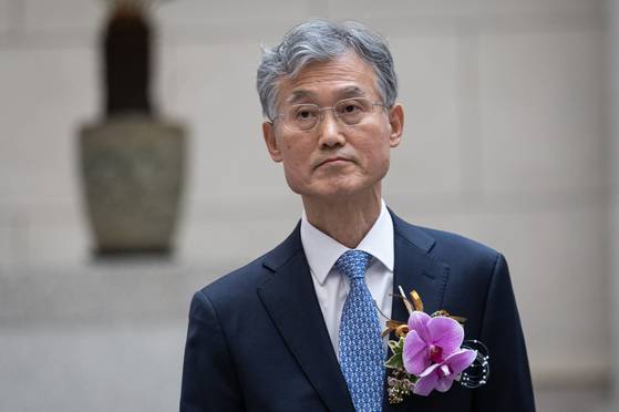 조희대 대법원장이 2023년 12월 11일 서울 서초구 대법원에서 열린 취임식에서 취임사를 위해 이동하고 있다. 뉴스1