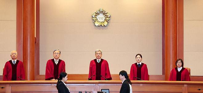 헌법재판관들이 선고를 위해 지난달 29일 서울 종로구 헌법재판소 대심판정으로 들어서 있다. 연합뉴스