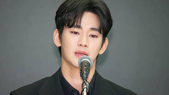 배우 김수현이 지난해 3월 서울 마포구 스탠포드 호텔에서 입장 발표 기자회견을 하고 있다. 연합뉴스
