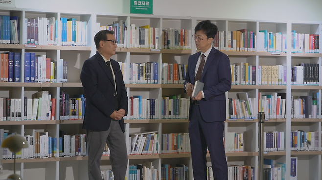 류성호 KBS 광주방송총국 기자가 지난해 11월 광주광역시 서구 쌍촌동 5·18기념재단에서 김률 변호사와 대화하고 있다. /류성호 제공