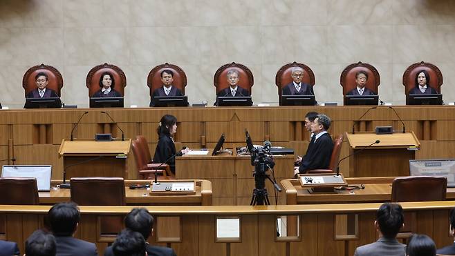 조희대 대법원장과 대법관들이 21일 서울 서초구 대법원에서 전국금속노동조합(금속노조) 현대중공업지부 사내하청지회가 HD현대중공업을 상대로 낸 단체교섭 청구 소송 상고심 선고 등을 위해 입장해 있다. 연합뉴스