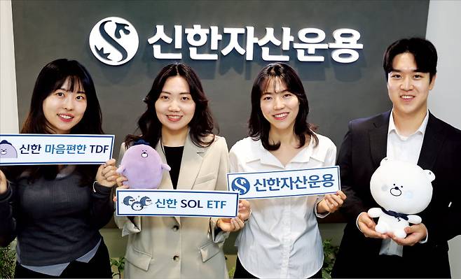 신한자산운용의 SOL ETF가 국내 ETF 시장에서 3년 연속 세 자릿수 성장세를 이어가고 있다. 올해 순자산이 8조원 넘게 늘어나면서 업계 최단기간 20조원을 돌파했다. 신한자산운용 제공