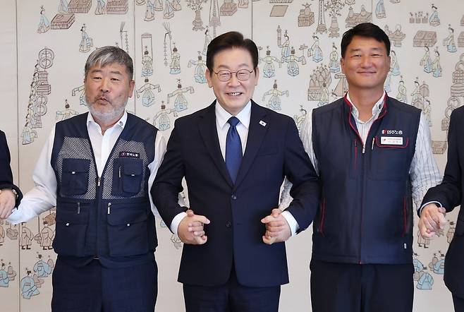 이재명 대통령이 2025년 9월 4일 서울 용산 대통령실에서 양대 노총 위원장과의 오찬에 참석해 김동명 한국노총 위원장(왼쪽)과 양경수 민주노총 위원장과 손을 잡고 기념촬영을 하고 있다. 사진=대통령실