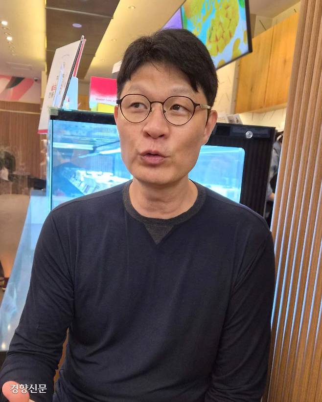 이규섭 DB 감독이 경향신문 인터뷰에서 포부를 밝히고 있다. 오른쪽 사진은 이흥섭 DB 단장(왼쪽)이 20일 동생인 이규섭 감독과 악수하며 선전을 다짐하고 있는 모습. 양승남 기자