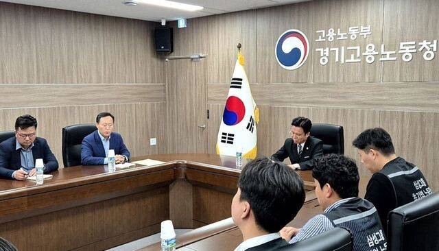 삼성전자 노사가 20일 경기도 수원의 고용노동부 경기고용노동청에서 임금협상 교섭을 재개하고 있다. 교섭에는 노측 삼성그룹 초기업노동조합 삼성전자지부 최승호 위원장, 사측 대표교섭위원인 여명구 DS(디바이스솔루션·반도체 사업 담당) 피플팀장, 중재자로 나선 김영훈 고용노동부 장관 등이 자리했다. 연합뉴스
