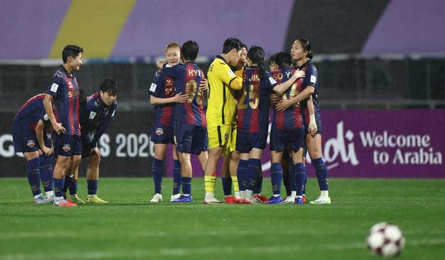 수원 FC 위민 선수들이 20일 밤 수원종합운동장에서 열린 AFC 여자 챔피언스리그 준결승전에서 패한 후 서로를 다독이며 위로하고 있다. 연합뉴스