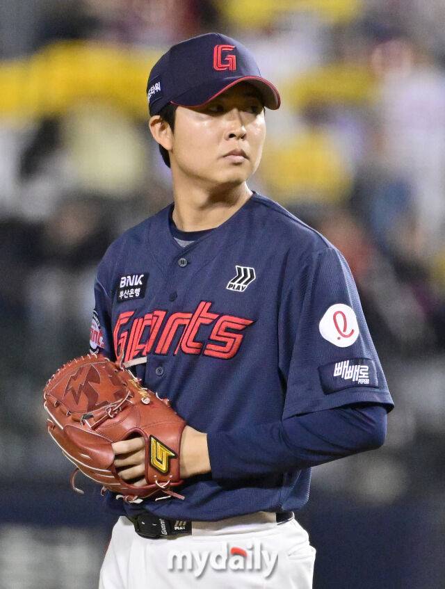 2026년 4월 16일 오후 서울 잠실구장에서 열린 '2026 신한 SOL KBO리그' 롯데 자이언츠와 LG 트윈스의 경기. 롯데 쿄야마가 8회말 구원등판해 투구를 준비하고 있다./마이데일리
