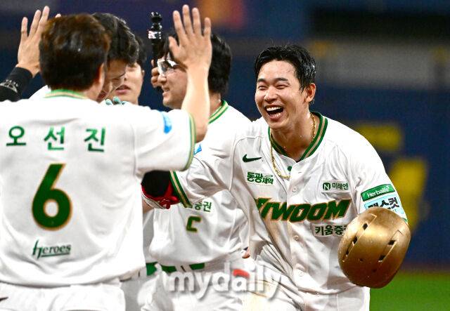 2026년 5월 20일 오후 서울 고척스카이돔에서 열린 '2026 신한 SOL KBO리그' SSG 랜더스와 키움 히어로즈의 경기. 키움 김웅빈이 9회말 2사 1.2루서 끝내기 안타로 6-5로 승리한 뒤 기뻐하고 있다./고척=유진형 기자