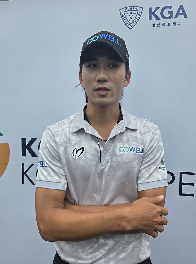 오승택이 21일 코오롱 한국오픈 1라운드를 이븐파로 마친 뒤 “만족스러운 하루였다”고 소감을 밝히고 있다. 천안 | 김도헌 기자