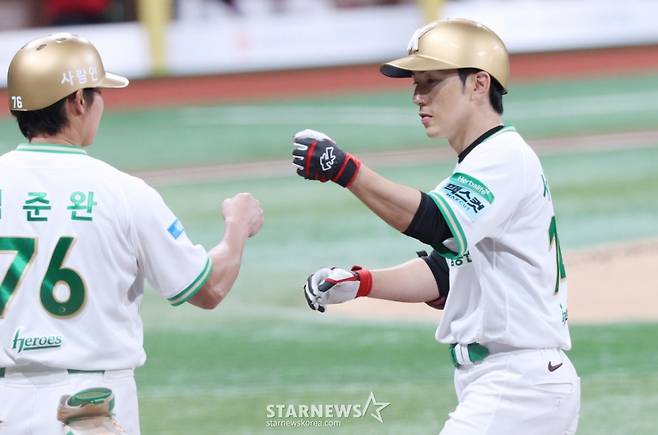 2026 신한 SOL KBO리그 키움 히어로즈 대 SSG 랜더스 경기가 20일 서울 고척스카이돔에서 열렸다. 키움 서건창이 5회말 무사에서 중전 안타를 날리고 출루한 후 김준완 코치의 환영을 박고 있다. /사진=김진경 kim.jinkyung@