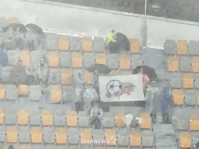 내고향 여자축구단 엠블럼을 프린팅해서 들고 있는 관중들. /사진=박건도 기자