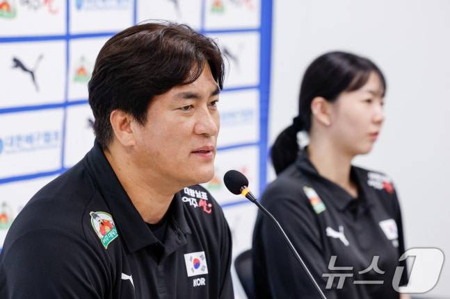 여자 배구 국가대표팀 차상현 감독과 주장 강소휘가 20일 오후 서울 송파구 올림픽회관에서 열린 2026년 한국 남녀 배구 국가대표팀 기자회견에 참석해 취재진 질문에 답하고 있다. /사진=뉴스1