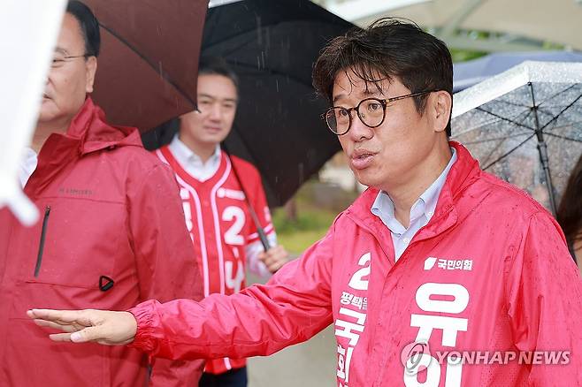 시민과 대화하는 국민의힘 유의동 평택을 후보 (평택=연합뉴스) 신현우 기자 = 국민의힘 유의동 경기 평택을 국회의원 재선거 후보가 20일 경기도 평택시 수도권 전철 1호선 서정리역 인근에서 평택을 교통현안 간담회 참석자와 기념 촬영한 뒤 참석 시민과 대화하고 있다. 2026.5.20 nowwego@yna.co.kr