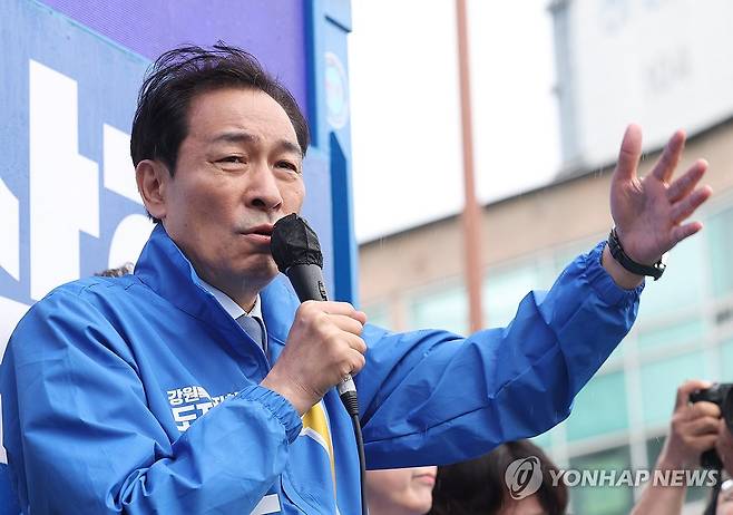 우상호 강원도지사 후보, 공식 선거운동 시작 (춘천=연합뉴스) 양지웅 기자 = 제9회 전국동시지방선거 공식 선거운동이 시작된 21일 강원 춘천시 퇴계사거리에서 더불어민주당 우상호 강원도지사 후보가 출정사를 통해 유권자들에게 지지를 호소하고 있다. 2026.5.21 yangdoo@yna.co.kr