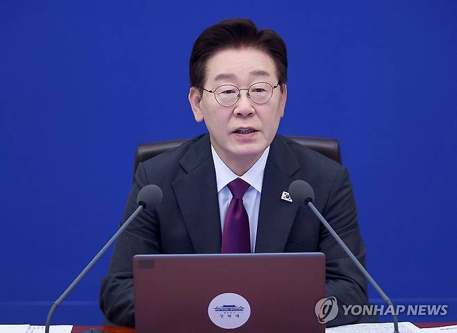 이재명 대통령, 수석보좌관회의 발언 (서울=연합뉴스) 한상균 기자 = 이재명 대통령이 21일 청와대에서 열린 수석보좌관회의에서 발언하고 있다. 2026.5.21 xyz@yna.co.kr