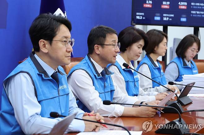 민주당 정책조정회의 주재하는 한병도 원내대표 (서울=연합뉴스) 배재만 기자 = 더불어민주당 한병도 원내대표가 21일 국회에서 열린 원내정책조정회의를 주재하고 있다. 2026.5.21 scoop@yna.co.kr