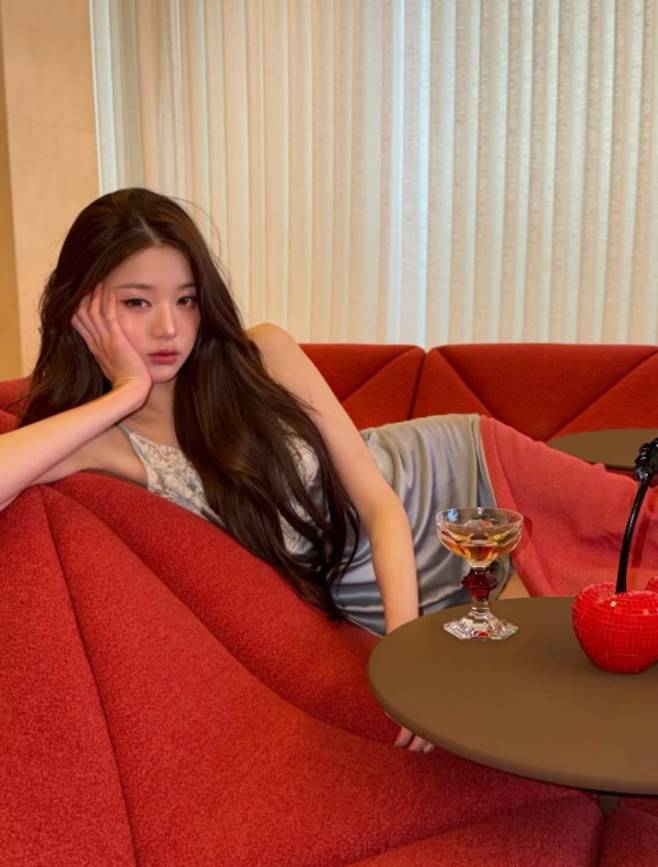 그룹 아이브 멤버 장원영이 자신의 집으로 추정되는 공간에서 다양한 포즈를 취하고 있다. / 사진=장원영 SNS