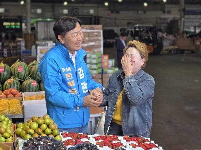 지난 11일 전주시 송천동 농수산물시장에서 김관영 무소속 전북도지사 후보가 여성 소상공인 이복임 씨를 후원회장으로 위촉하고 있다. 김관영 후보 캠프